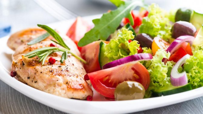 سالاد سبزیجات و ماهی در رژیم غذایی پروتئینی