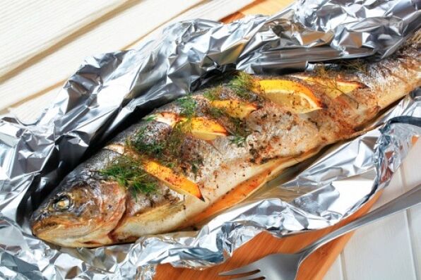 رژیم غذایی مگی را با ماهی پخته شده با فویل برای شام دنبال کنید
